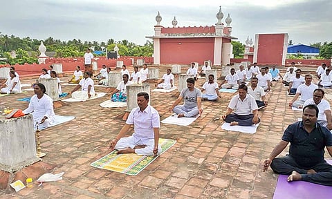 ஒருங்கிணைந்த நீதிமன்றத்தில் யோகா பயிற்சி நடந்தது.