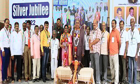 கவுன்சில் ஆப் இண்டியன் அக்குபஞ்சரிஸ்ட்ஸ் தலைவராக சுசான்லி டாக்டர் ரவி,உயர்மட்டக் குழு தலைவராக பேராசிரியை டாக்டர் உஷாரவி ஆகியோர்களுக்கு மாலை அணிவித்து வாழ்த்து தெரிவித்தனர்.