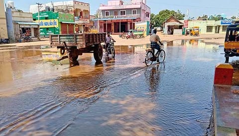 பத்திரகாளியம்மன் கோவில் முன்பு தண்ணீர்&nbsp; குளம் போல் தேங்கி கிடக்கும் காட்சி.