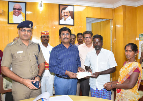 முதல்-அமைச்சர் பொது நிவாரண நிதியில் இருந்து பயனாளிக்கு ரூ.1 லட்சத்துக்கான காசோலையை மாவட்ட கலெக்டர் மோகன் வழங்கினார்.