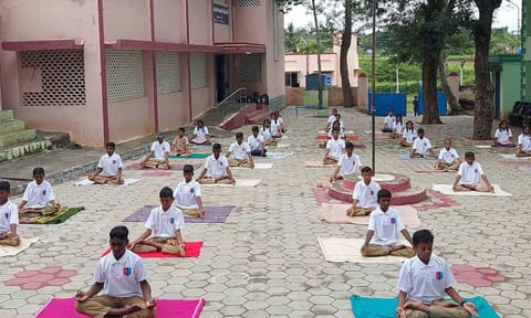 அரசு பழங்குடியினர் பள்ளியில் சர்வதேச யோகா தினம் கொண்டாட்டம்