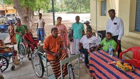 மாற்றுத்திறனாளிகளுக்கு நலத்திட்ட உதவிகள் வழங்கிய போது எடுத்த படம்.