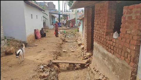நாச்சிளம்பட்டி குடியிருப்புகள் முன்பு சாக்கடைக்காக பள்ளம் தோண்டி இருப்பதை படத்தில் காணலாம்.