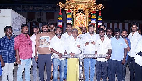 தங்கத்தேர் இழுத்த விஜய் ரசிகர்கள்.