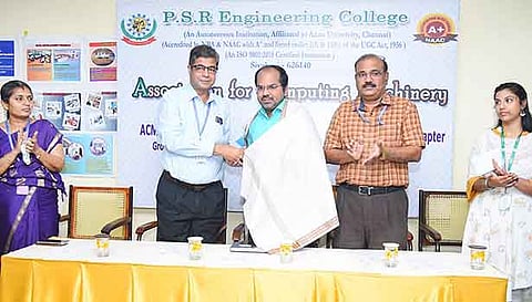 விழாவில் சிறப்பு விருந்தினராக பங்கேற்ற பேராசிரியர் ஷேக் அப்துல்லாவுக்கு முதல்வர் விஷ்ணுராம் பொன்னாடை போர்த்தினார். அருகில் துறைத்தலைவர் ராமதிலகம், டீன்.மாரிச்சாமி, மாணவி வைஷ்ணவி உள்ளனர்.