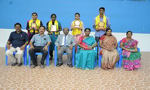 சாதனை படைத்த மாணவ, மாணவியர்களுக்கு பள்ளி நிர்வாகம் சார்பில் தாளாளர் டாக்டர் வீரதாஸ், முதல்வர் வாலண்டினாலெஸ்லி, தலைமையாசிரியர் மணிகண்டன், ஆசிரியர்கள்  பாராட்டி பரிசு வழங்கினர்.