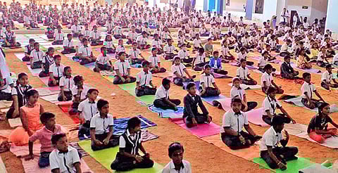 &nbsp;பள்ளியில் நடந்த யோகா பயிற்சியில் மாணவர்கள்.