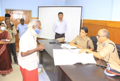 மாநகர போலீஸ் கமிஷனர் அவினாஷ் குமார், துணை கமிஷனர் அனிதா ஆகியோர் பொதுமக்களிடம் மனுக்கள் வாங்கிய காட்சி.