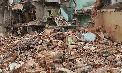 பொன்னேரியில் ஆக்கிரமிப்பு வீடுகள் இடிப்பு: சாலையோரத்தில் இரவு, பகலாக தங்கி தவித்த குடும்பத்தினர்