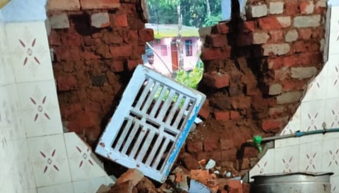 தேவாலா அருகே வீட்டின் குளியல் அறையை இடித்து சேதப்படுத்திய ஒற்றை காட்டு யானை