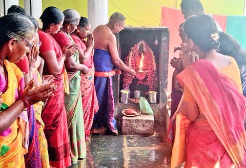 சிறப்பு பூஜையில் கலந்து கொண்டவர்கள்.