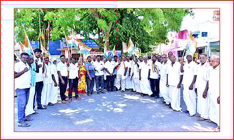 ஆர்ப்பாட்டத்தில் ஈடுபட்ட  காங்கிரசார்.