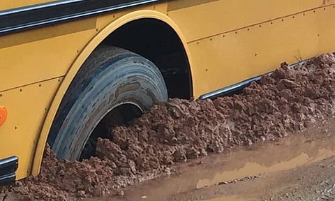 சாலை பள்ளத்தில் பஸ் சக்கரம் சிக்கியதால் ஒரு மணி நேரம் போக்குவரத்து பாதிப்பு