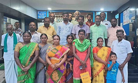 நகை மோசடியில் பாதிக்கப்பட்டுள்ள வாடிக்கையாளர்களை படத்தில் காணலாம்