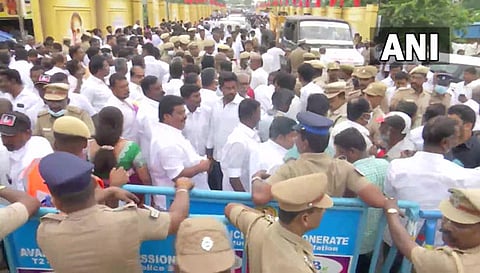 அதிமுக பொதுக்குழு கூட்டத்தில் பங்கேற்க புறப்பட்டனர் ஓ.பி.எஸ்- ஈ.பி.எஸ்