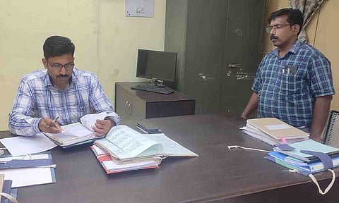 கலெக்டர் கோப்புகளை ஆய்வு செய்த காட்சி&nbsp;