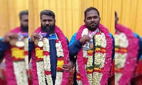 &nbsp;பளு தூக்கும் போட்டியில் சாதனை படைத்த வீரா்கள்