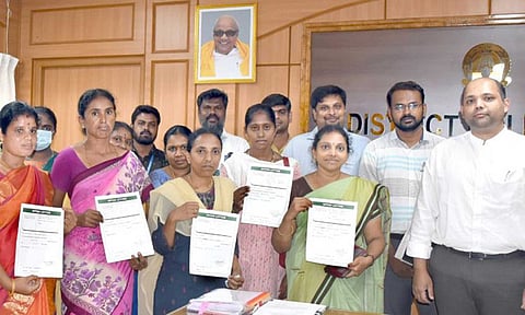 கொரோனாவால் இறந்தவர்களின் குடும்பத்தினருக்கு வேலைவாய்ப்பு