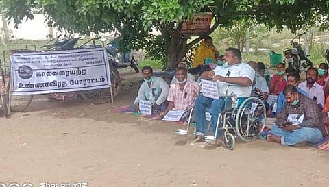 உண்ணாவிரத போராட்டத்தில் ஈடுபட்ட மாற்றுத்திறனாளிகள்.