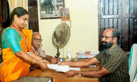 பணி நியமன ஆணை பெறும் லெஜூமோள்