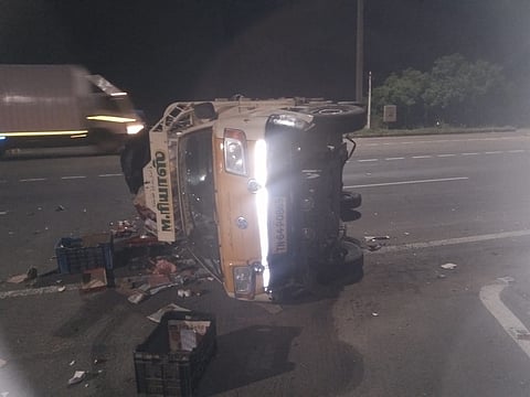 திருச்சி அருகே நடுரோட்டில் ஆட்டோ கவிழ்ந்து விபத்து