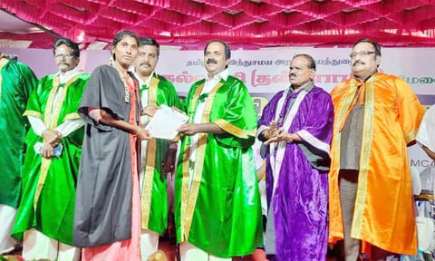 அமைச்சர் மெய்யநாதன் மாணவிகளுக்கு பட்டங்களை வழங்கினார்.
