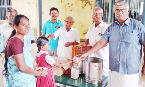 ஊட்டச்சத்து உணவு வழங்கப்பட்டது.