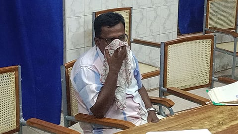 கைதான பதிவறை எழுத்தர் சிவஞானவேலு.