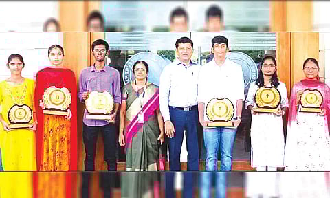 10, 12-ம் வகுப்பு பொதுத்தேர்வில் அதிக மதிப்பெண்கள் பெற்று முதல் 3 இடங்களை பிடித்த மாணவ, மாணவிகளுக்கு பள்ளி தாளாளர் கார்த்திகேயன் கேடயம் வழங்கி பாராட்டிய போது எடுத்த படம்.