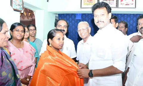 மாணவிக்கு அமைச்சர் அன்பில் மகேஷ் பொய்யாமொழி பொன்னாடை அணிவித்து வாழ்த்து தெரிவித்தனர்.
