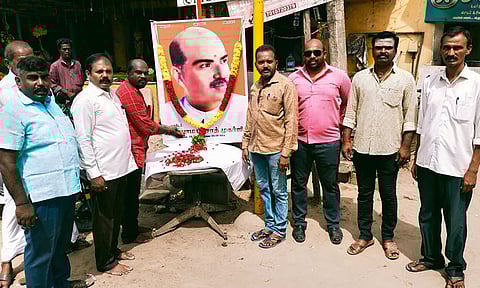 சியாம் பிரசாத் முகர்ஜியின் உருவப்படத்திற்கு மாலை அணிவித்து மரியாதை செலுத்தப்பட்டது. 