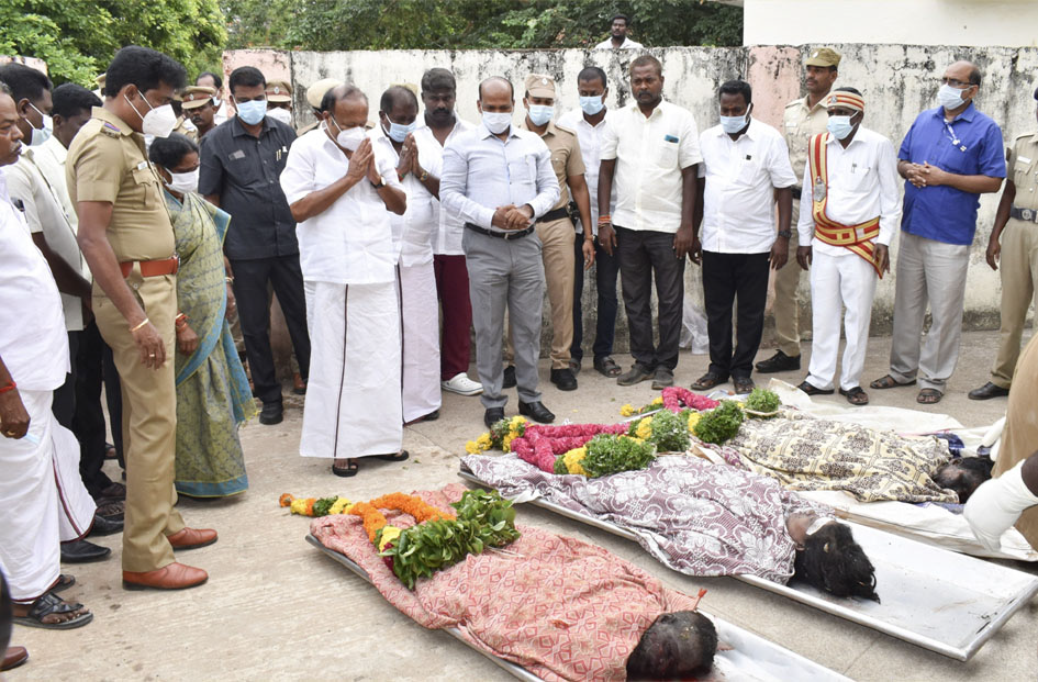 வெடி விபத்தில் பலியானவர்களின் உடல்களுக்கு அமைச்சர் எம்.ஆர்.கே. பன்னீர்செல்வம் அஞ்சலி செலுத்திய காட்சி.