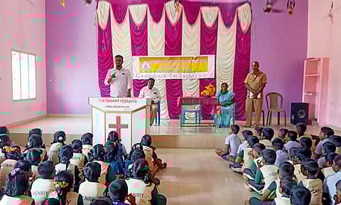 திட்டம் குறித்து மாணவர்களுக்கு எடுத்துரைக்கப்பட்ட காட்சி. 