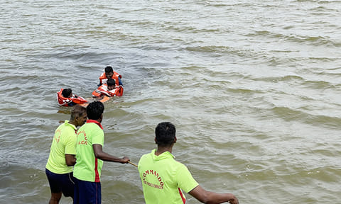 சுரண்டை தீயணைப்பு நிலையம் சார்பில் பேரிடர் மேலாண்மை ஒத்திகை நிகழ்ச்சி நடைபெற்ற காட்சி.