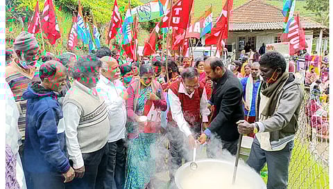 மஞ்சூர் அருகே தொழிலாளர்கள் கஞ்சி தொட்டி திறந்து போராட்டம்