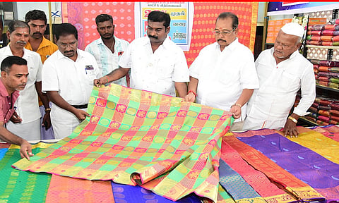 விழுப்புரத்தில் பட்டு சேலை விற்பனை மற்றும் கண்காட்சி தொடங்கியது.&nbsp;