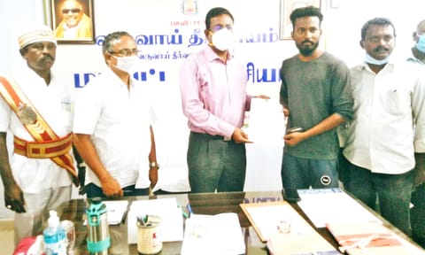 ஜமாபந்தியில் பெருமகளூர் புனிதகுமாருக்கு உடனடியாக பட்டா வழங்கிய கலெக்டர் தினேஷ் பொன்ராஜ் ஆலிவர்.