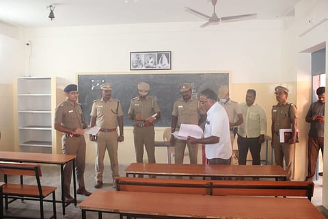 விழுப்புரம் மாவட்டத்தில் நாளை நடைபெறவுள்ள எழுத்து தேர்வு மையத்தை  போலீஸ் டி.ஐ.ஜி.  பாண்டியன், மாவட்ட  போலீஸ் சூப்பிரண்டு  ஸ்ரீநாதா நேரில் பார்வையிட்டனர்.
