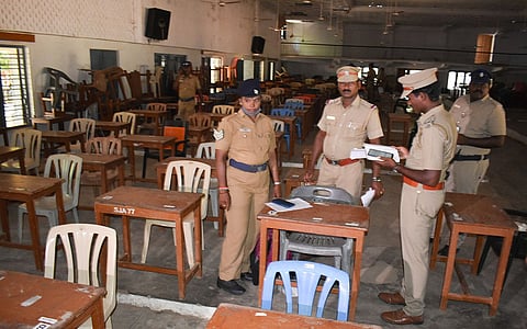 மேஜைகள் வரிசைப்படுத்தும் பணியில் போலீசார்&nbsp; ஈடுபட்டு வருகின்றனர்.