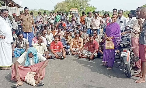 சாலை மறியலில் ஈடுபட்ட விவசாயிகள்.
