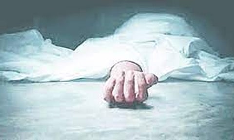 அழுகிய நிலையில் ஆண் பிணம்