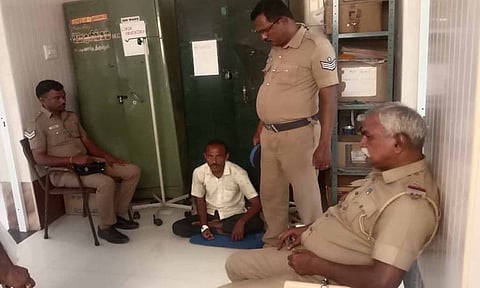 மருத்துவ சான்றுக்காக குற்றவாளியுடன் காத்திருக்கும் போலீசார்.