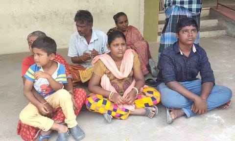போராட்டத்தில் ஈடுபட்ட குடும்பத்தினர்.