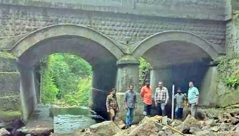 குமுளி மலைப்பாதையில் உள்ள இரைச்சல் பாலத்தில் பொறியாளர்கள் ஆய்வு நடத்திய காட்சி.
