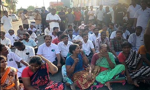 மாணவி மர்மமாக இறந்ததாக கூறி  உறவினர்கள் சாலை மறியல் செய்த காட்சி.