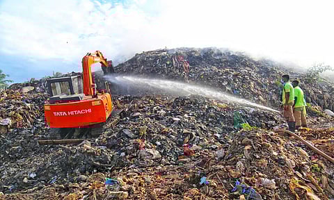 வலம்புரிவிளையில் ஜே.சி.பி. எந்திரம் மூலம் குப்பைகள் கிளறப்பட்டு தீ அணைக்கும் பணி தீவிரம்