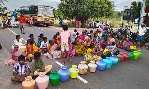 குடிநீர் கேட்டு பொதுமக்கள் காலிகுடங்களுடன் சாலை மறியல்
