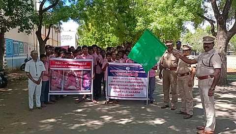 விழிப்புணர்வு பேரணியை டி.எஸ்.பி.ராஜாரணவீரன் தொடங்கி வைத்த காட்சி.