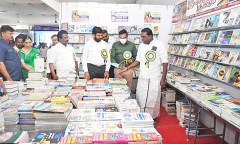 புத்தக கண்காட்சியை தொடங்கி வைத்து அரங்கினை மாவட்ட கலெக்டர் அருண் தம்புராஜ் பார்வையிட்டனர்.
