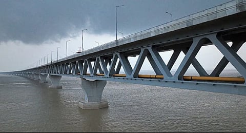 பங்களாதேஷின் மிக நீளமான ரெயில்- சாலை பாலத்தை திறந்து வைத்தார் பிரதமர் ஷேக் ஹசீனா